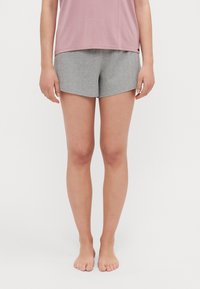 Shorts gris à motif en tissu doux, avec une coupe décontractée et une taille élastique, associés à un T-shirt rose clair.