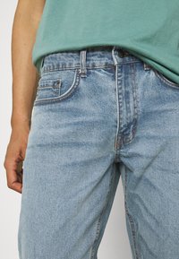 Redefined Rebel DETROIT REGULAR FIT - Calças de ganga de perna direita - light blue