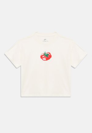 T-shirt crème coupé en coton, avec un graphique de tomate rouge avec des feuilles vertes et un texte, col rond et manches courtes.