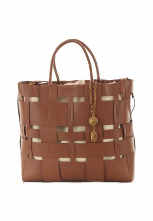 Borsa tote marrone in pelle intrecciata con doppi manici, interno in tessuto beige e catena dorata con ciondoli rotondi e rettangolari.