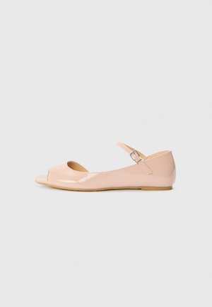 Bailarinas de punta abierta en brillante cuero sintético color rosa pálido, con una delgada correa ajustable en el tobillo y una suela de goma plana.