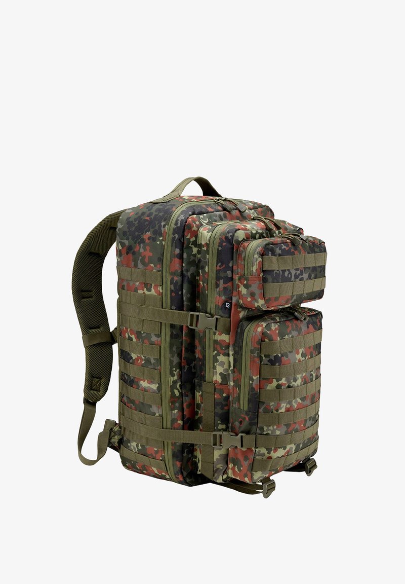 Ruksak u kamuflažnom uzorku u zelenim i crvenim nijansama, koji ima više zippered odjeljaka i trakice za pričvršćivanje. Izrađen od izdržljivog materijala, s podstavljenim trakama.