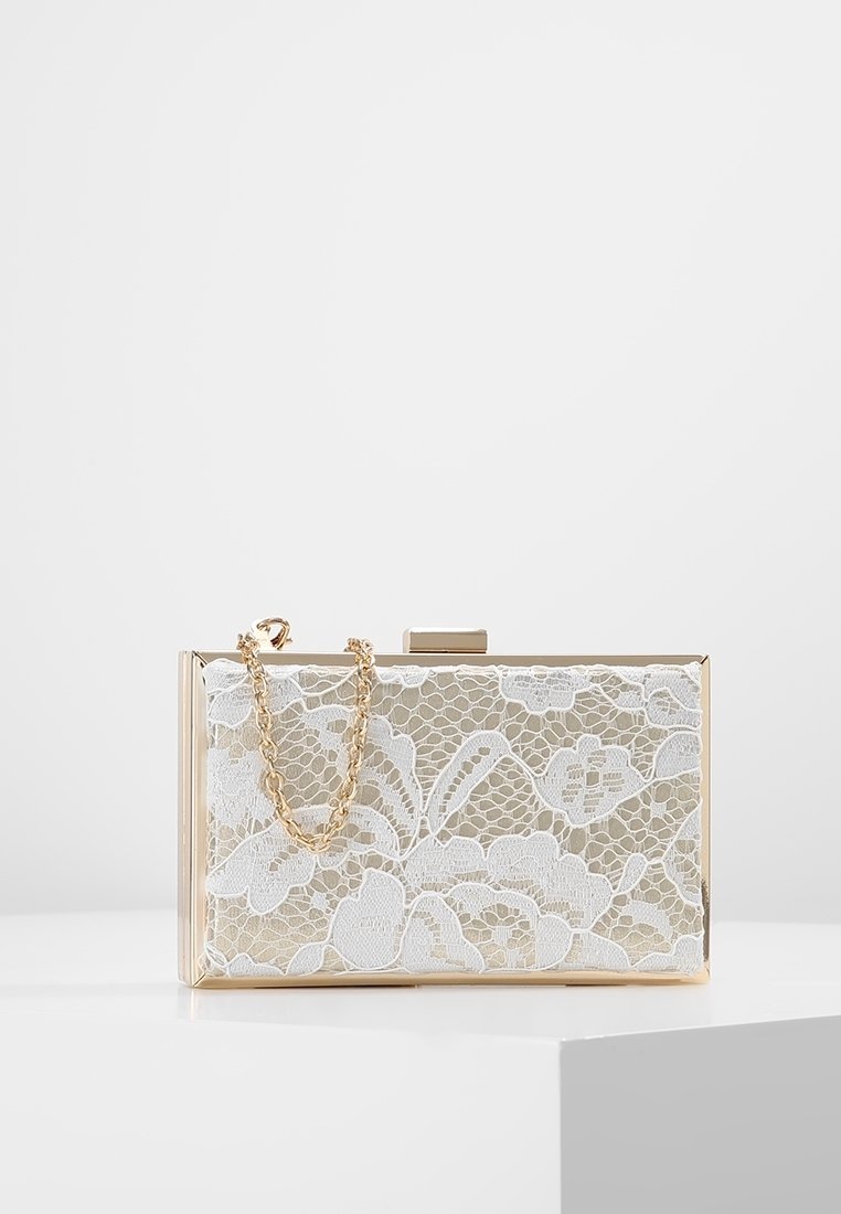 Vierkante clutch van goudkleurig metaal met witte kanten overlay, voorzien van een sluiting en een afneembare gouden kettingriem om te dragen.