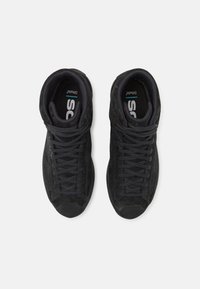 Schwarze High-Top-Sneaker mit einem Obermaterial aus Wildleder, verstärktem Zehenschutz, strukturierten Schnürsenkeln, gepolstertem Kragen sowie einem Logo auf der Zunge und der Innensohle.