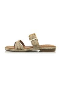Sandal in pelle beige con cinturini intrecciati, una chiusura laterale ad ardiglione e una suola piatta marrone con una finitura testurizzata.