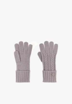 Para szarych, dzianinowych rękawiczek, jedna z warkoczowym wzorem i metalowym logo na mankiecie, obie z prążkowanymi mankietami, ułożone płasko na białym tle.