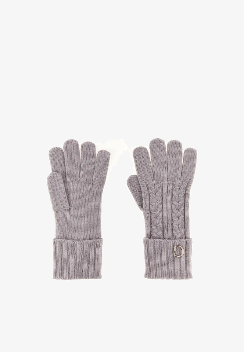 Paire de gants gris tricotés, l'un avec un motif tressé et un logo métallique sur le bord, tous deux avec des poignets côtelés, présentés à plat sur un fond blanc.