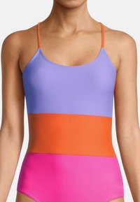 Kleurvolle badpak in één stuk met paarse, oranje en roze secties, voorzien van verstelbare dunne bandjes; gladde, rekbare stofstructuur.