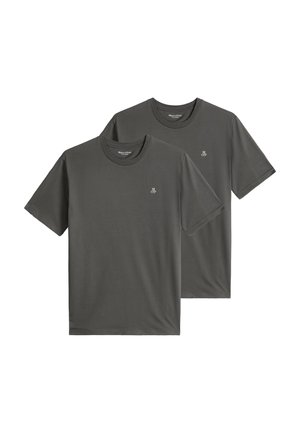 To mørkegrå t-shirts med korte ærmer og rund hals med lille hvidt "M OP" logo på venstre bryst, vist på en hvid baggrund.