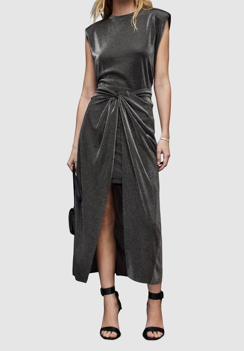 Metallisk grå ärmlös maxiklänning med en vriden framdetalj och hög slits på låret, avslutad med slitstark tyg och eleganta designdetaljer.