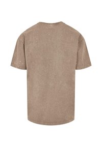 Tricou scurt, cu mânecă scurtă, de culoare maronie, fabricat dintr-un material moale, având decolteu rotund și o suprafață ușor texturată cu un aspect ușor uzat.