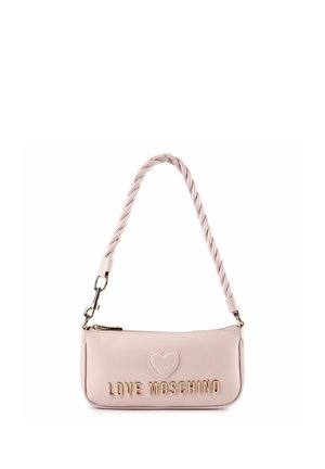 Piccola borsa rosa pallido con tracolla intrecciata, cerniera dorata, dettaglio a cuore e scritte dorate "LOVE MOSCHINO" sul davanti.