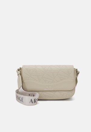 Beige Umhängetasche mit strukturiertem Muster, verstellbarem Riemen und Metallakzenten. Verfügt über eine Lasche zum Verschließen und ein Logodetail.