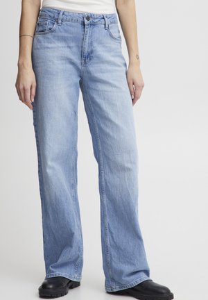 Svetlo modri široki jeans iz jeansa. Ima sprednje žepe in gumbasto zapiranje, z rahlo zbledelim videzom in vidnimi šivi.