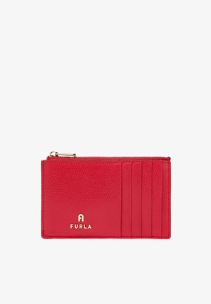 Portacarte in pelle rossa con finitura testurizzata, dotato di sei fessure per carte, una tasca con cerniera e dettagli del logo in oro sulla parte anteriore.