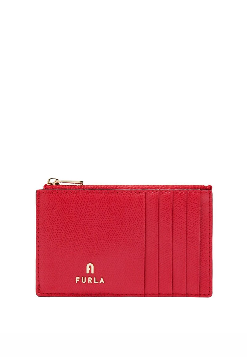 Czerwony skórzany etui na karty z teksturowanym wykończeniem, wyposażony w sześć przegródek na karty, kieszeń na zamek błyskawiczny oraz złote logo na przedniej stronie.