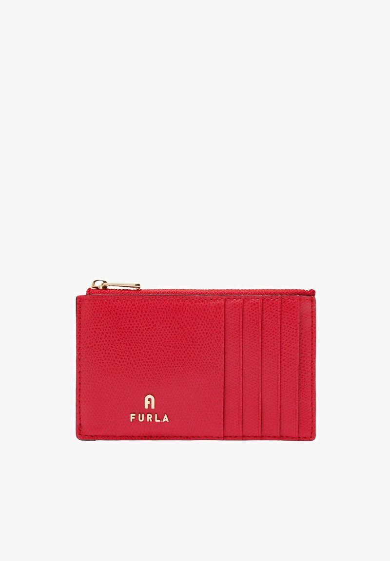 Czerwony skórzany etui na karty z teksturowanym wykończeniem, wyposażony w sześć przegródek na karty, kieszeń na zamek błyskawiczny oraz złote logo na przedniej stronie.