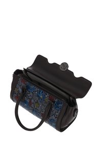 Borsa a mano in pelle marrone scuro con ricami floreali in blu, rosso e giallo su sfondo grigio, dotata di patta superiore e doppi manici.