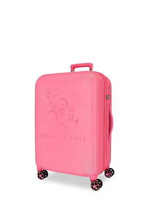 Maleta rígida rosa con cuatro ruedas giratorias negras y rosas, con la cara en relieve de Minnie Mouse y el texto "MINNIE MOUSE" en el frente.