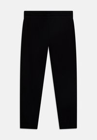 Schwarze Sporthosen mit elastischem Bund, schmal zulaufendem Bein und glatter Textur. Keine Muster oder zusätzlichen Akzente.
