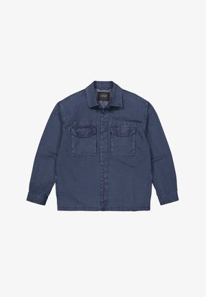 Dunkelblaues Hemd mit langen Ärmeln, Knopfleiste vorne, zwei Klapptaschen und Kragen, flach auf einem weißen Hintergrund liegend.