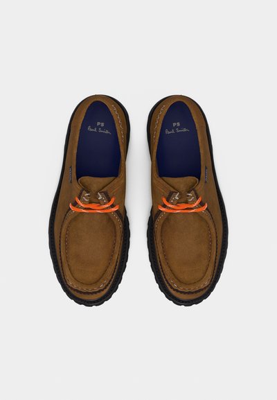 Καφέ μοκασίνια από σουέντ με έντονα πορτοκαλί κορδόνια, μαύρες σόλες και ναυτικό μπλε εσωτερικό με την επωνυμία «PS Paul Smith».