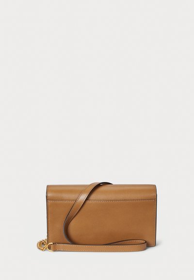 Geantă crossbody din piele bej, cu o formă rectangulară, un design plat, curea detașabilă și accente din aur.