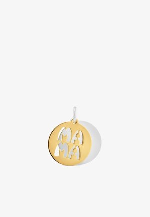Pendentif rond en or et argent avec « MAMA » découpé en lettres majuscules, couche dorée devant un fond argenté, boucle de suspension en haut.