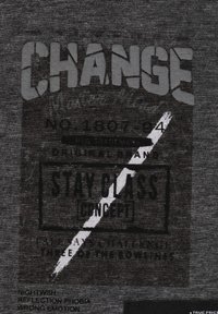 Pilkas audinys su ryškiais užrašais "CHANGE" ir "STAY CLASS" juodai baltais akcentais. Nusidėvėjęs paviršius su sluoksniuota, grafine kompozicija.