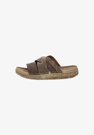 Sandalia deslizante de cuero marrón con dos correas superpuestas, suela marrón texturizada y costuras en blanco. Ideal para un uso casual.