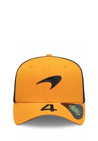 Żółta czapka z czarnym logo, charakteryzująca się usztywnioną konstrukcją, kontrastującymi czarnymi siateczkowymi bokami oraz wyszywanym numerem "4" z przodu.