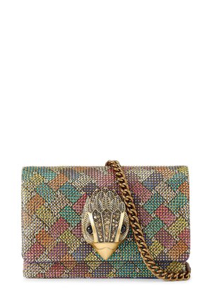Borsa clutch intrecciata multicolore con chiusura a forma di uccello metallico, tracolla a catena e motivo geometrico testurizzato.