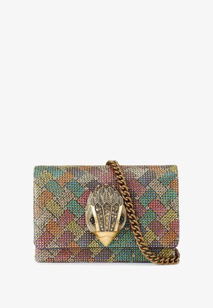 Borsa clutch intrecciata multicolore con chiusura a forma di uccello metallico, tracolla a catena e motivo geometrico testurizzato.