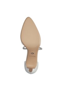 Chaussure à talon haut blanche avec un bout pointu. Semelle intérieure lisse en beige. Dispose d'une sangle d'accent argentée. Semelle extérieure en caoutchouc texturé.