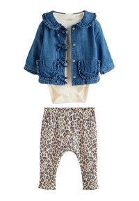 Giacca di denim con bordi a frangia e chiusure a toggle sopra un body di colore crema a maniche corte abbinato a pantaloni leggings a costine con stampa leopardata.