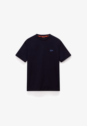 Sötétkék pamut póló rövid ujjakkal, kerek nyakkivágással, és egy kis kék-fehér zászló emblémával a bal mellen.