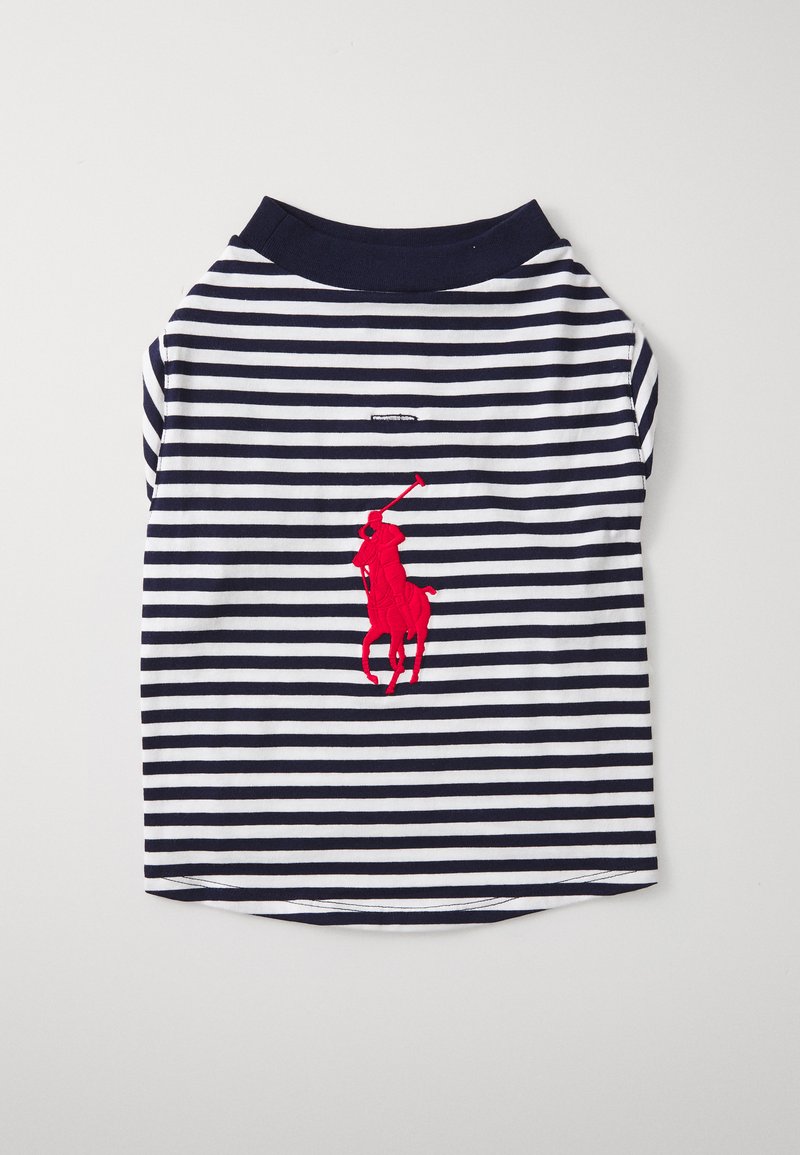 Ριγέ μπλουζάκι σε σκούρο μπλε και λευκό βαμβάκι με ριγωτό σκούρο μπλε γιακά. Διαθέτει μεγάλο κόκκινο ραμμένο μοτίβο παίκτη πόλο στο στήθος.