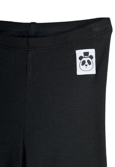 Črn rebrast material z belim žepom, na katerem je obraz panda v cilindru, blizu šiva pasu.