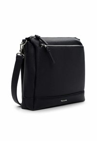 Czarna skórzana torebka na ramię o strukturalnym kształcie, teksturowanej powierzchni, srebrnym zamku błyskawicznym i regulowanym pasku. Posiada mały detal z logo.