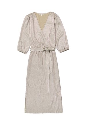 Zilveren, glanzende wikkeljurk met driekwartlange pofmouwen, een tailleriem en een strikceintuur; kniehoogte met zijsplitsen.