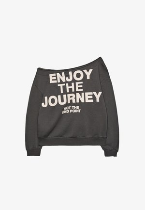 Dunkelgraues, schulterfreies Sweatshirt mit großen weißen Text: "GENIEßE DIE REISE, NICHT DEN ENDPUNKT." Rippbündchen und -saum.