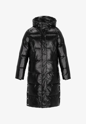 Zwarte pufferjas met een glanzende afwerking, voorzien van een capuchon, brede mouwen en drukknoopsluiting aan de onderzijde. Gevoerde uitstraling door het hele ontwerp.
