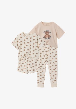 Zwei Kinder-Pyjamasets: eines mit beige-braun gestreiftem Oberteil und Bärengrafik, das andere mit kurzärmeligem Oberteil und Shorts mit Bärenprint auf cremefarbenem Hintergrund.