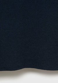 Ribbat marinblått tyg med en slät textur. Den nedre kanten har en subtil våg, vilket visar en enhetlig, djup färg genom hela tyget.