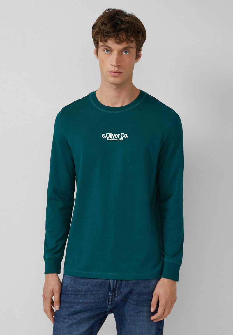 Langärmliges, dunkelblaues T-Shirt aus Baumwolle mit Rundhalsausschnitt und weißem Grafiktext "s.Oliver Co. Gegründet 1969" auf der Brust.