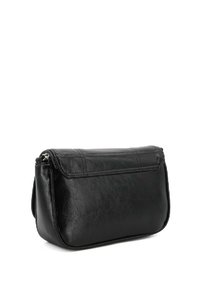 Borsa crossbody in pelle sintetica nera con design piatto, chiusura con zip e dettagli cuciti sulla parte frontale, caratterizzata da una texture liscia e opaca.