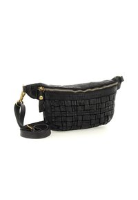 Borsa a tracolla intrecciata in pelle nera con zip dorata e tracolla regolabile, fotografata su uno sfondo bianco.