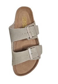 Sandal in camoscio grigio con due cinturini regolabili a lucchetto, una soletta sagomata e una soletta interna in tessuto marrone. Design leggero e aperto.