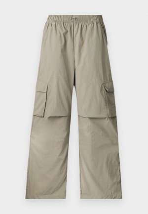 Beige cargobroek van lichtgewicht stof, met een elastische tailleband, een losse pasvorm en twee grote zijzakken.