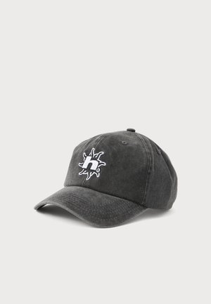 Casquette de baseball gris foncé avec une visière incurvée et un logo soleil brodé en blanc comportant une lettre minuscule "h" sur le panneau avant.